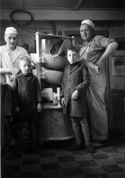 Gilbert met zijn vader en twee broers in de bakkerij